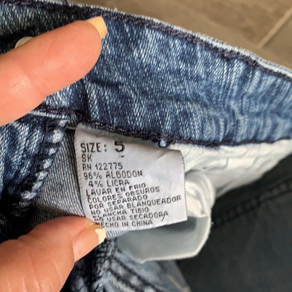 Silver Diva shorts missing button - Picture 5 of 6